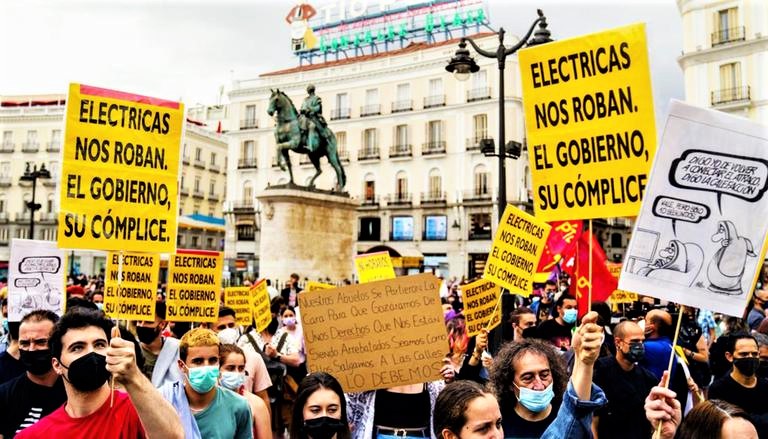 "No-one without light!" - Protesters in Spain are angry about the steep increase in energy bills